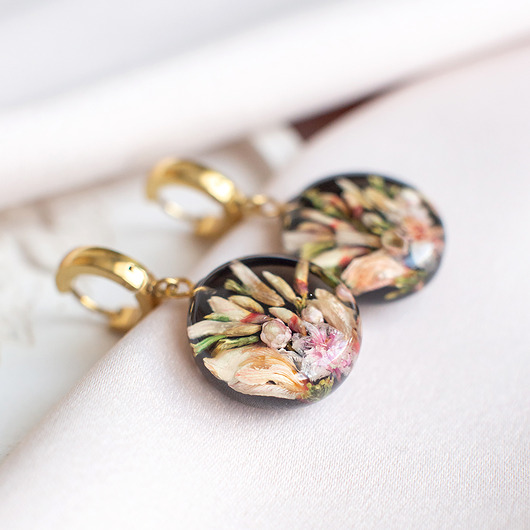 kolczyki z żywicy Kolczyki z kompozycją kwiatową