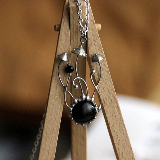 wisiory Wisior muchomory z czarnym szkłem z motywem dzikiej przyrody