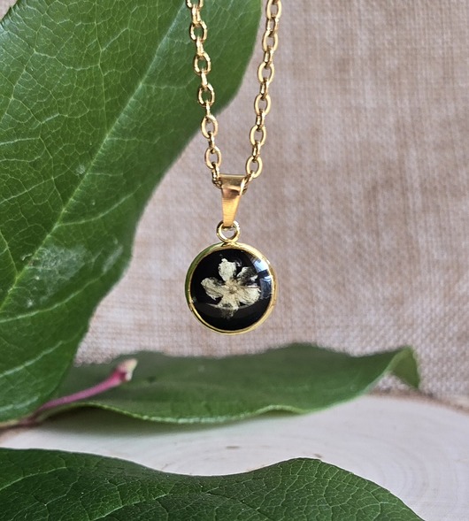 wisiory Złoty wisiorek prawdziwe kwiaty zawieszka czarna