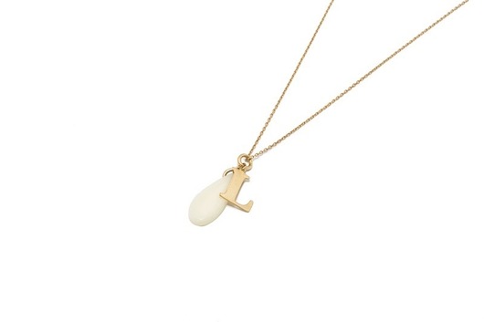 Wisiorek z mleczną kroplą i literką złocony 4 Seasons Jewelry