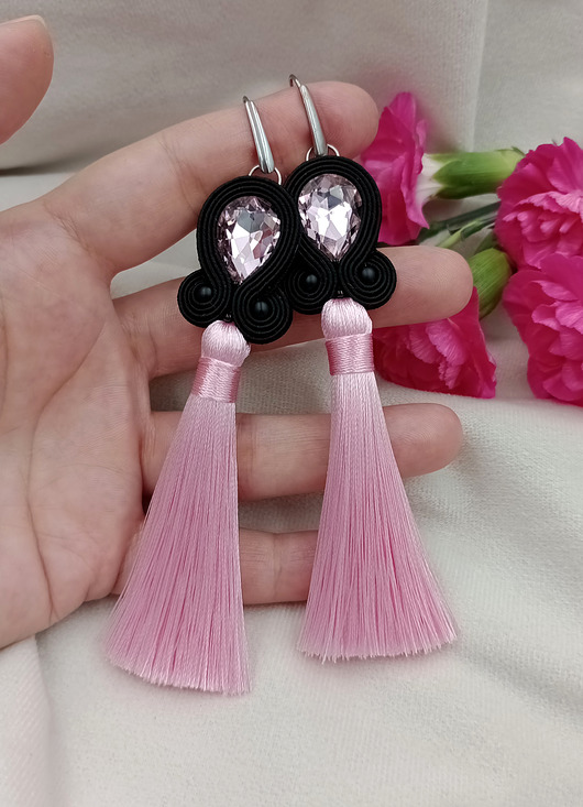kolczyki soutache Kolczyki z chwostami, różowe chwosty, czarne klipsy