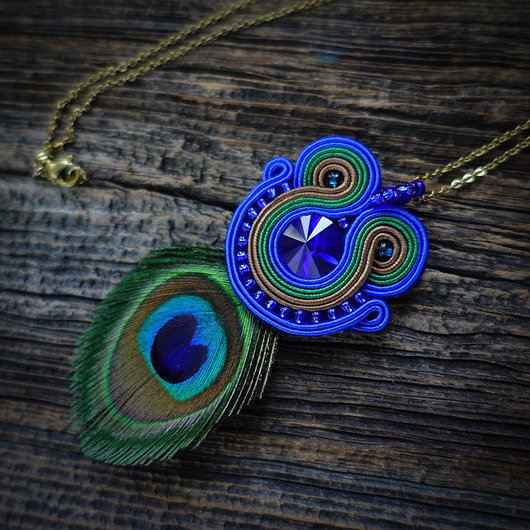 Peacock eye- wisior soutache z piórami Mró Soutache