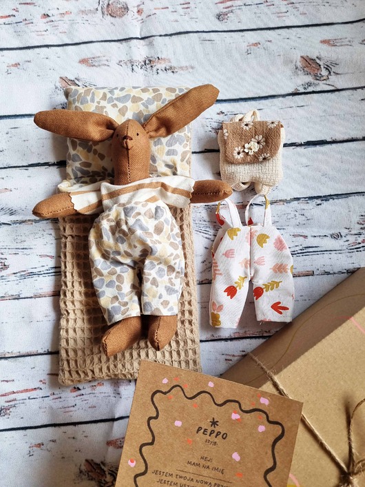 misie i maskotki Mała przytulanka z plecakiem.