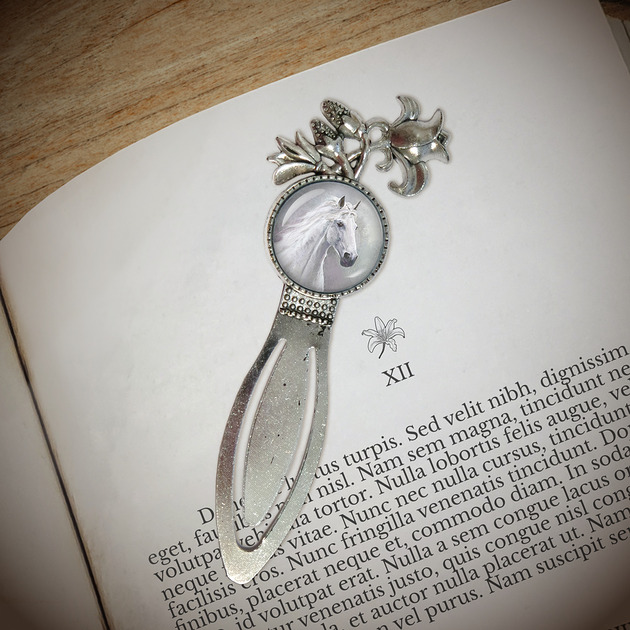 zakładki do książek Zakładka do książki - Biały koń - lilia