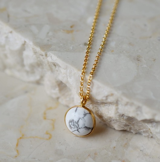 złote naszyjniki Naszyjnik z howlitem