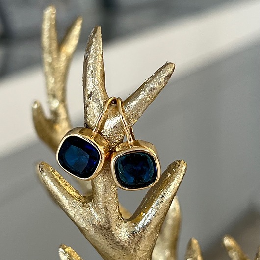 kolczyki pozłacane Kolczyki wiszące srebrne 925 pozłacane z dużą niebieska cyrkonią