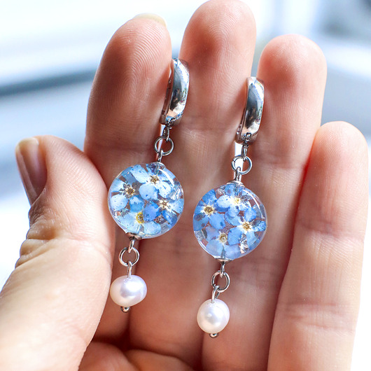 kolczyki z żywicy Kolczyki z niezapominajkami i perłami