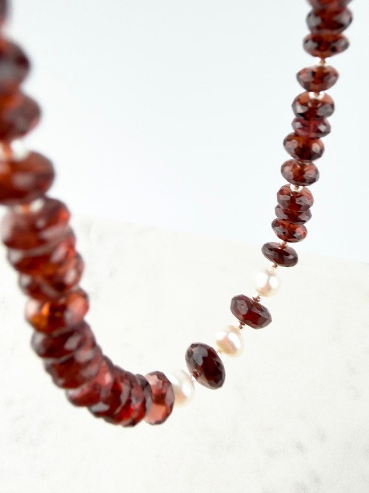 srebrne naszyjniki Naszyjnik z granatami i perłami Emma