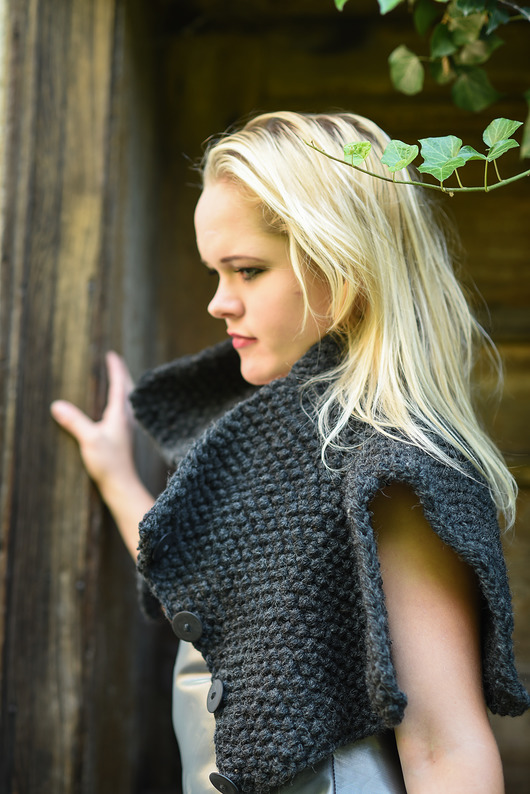 swetry damskie  Grafitowa  kamizelka bolerko na drutach