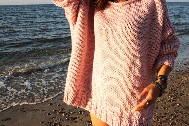 swetry damskie  Sweter handmade oversize  z wełną  pudrowy róż