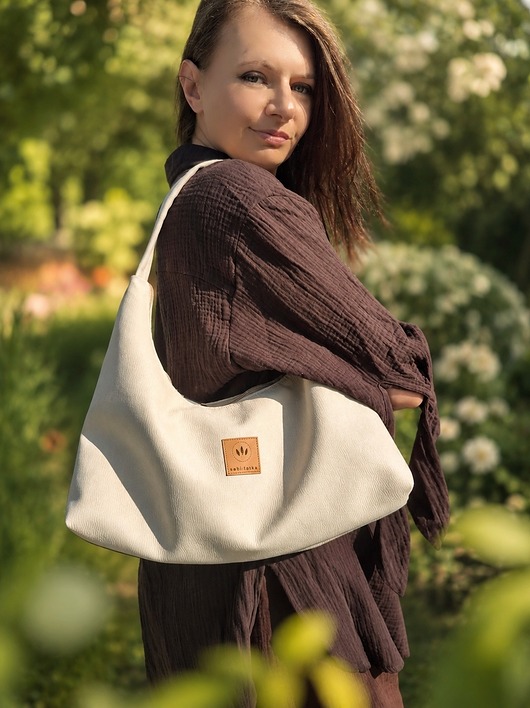 torby na ramię Zamszowa torebka slouchy Kremowa