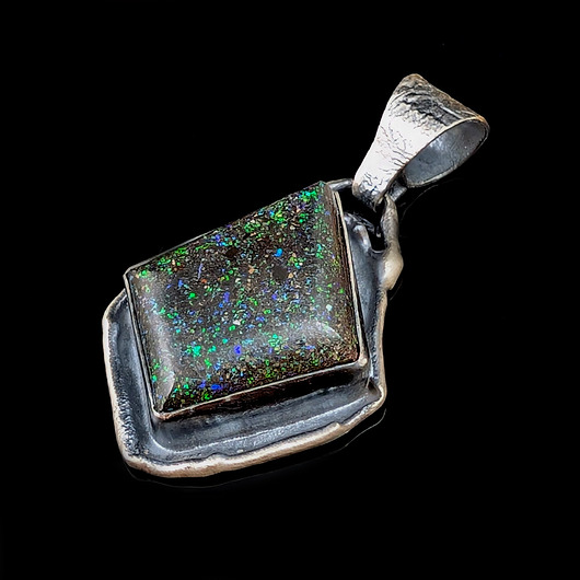 wisiory Baśniowy black matrix opal