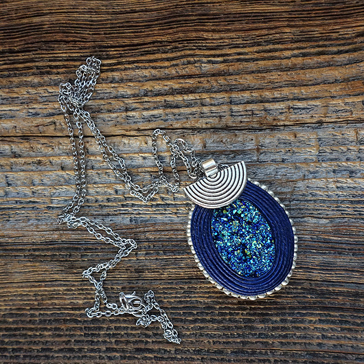 wisiory Granatowy naszyjnik sutasz