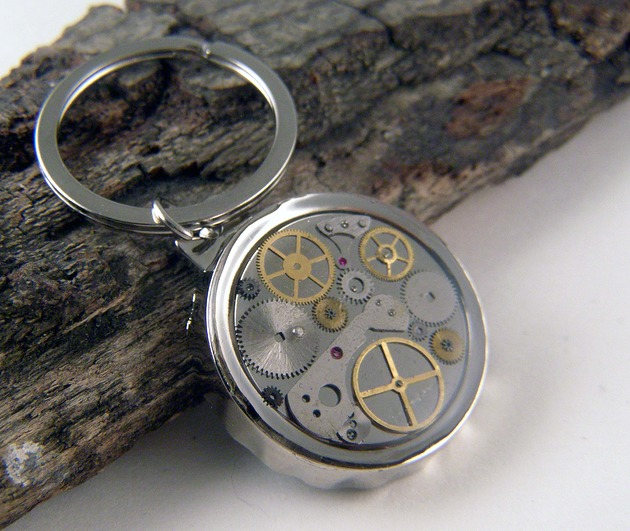 breloki Mechaniczny brelok z otwieraczem do butelek 009