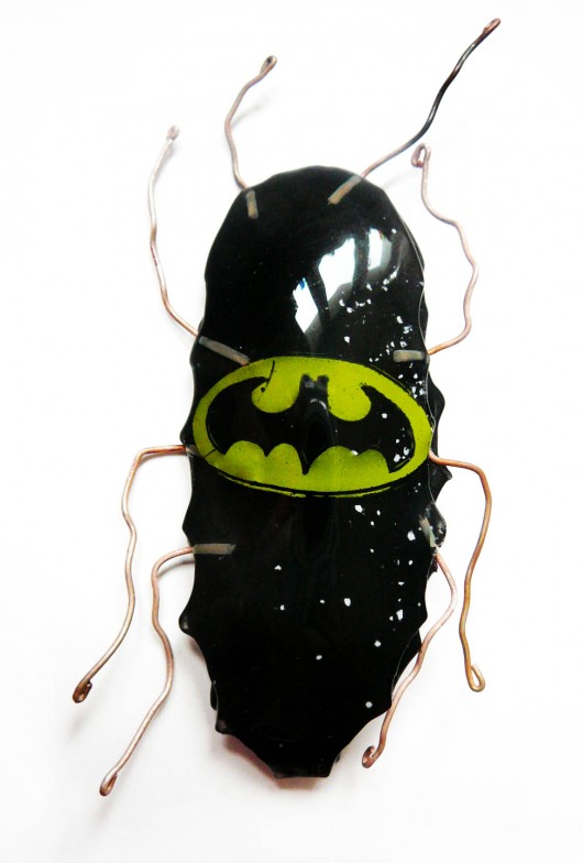 Broszka karaluch batman kellybubble