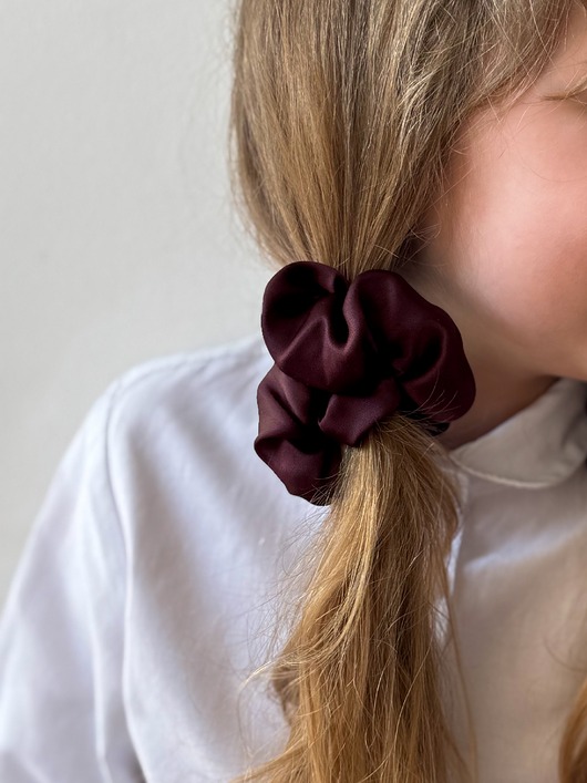 gumki do włosów Jedwabna scrunchie gumka frotka midi bakłażanowy brąz