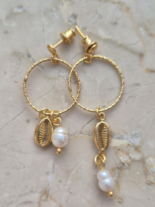 kolczyki pozłacane Delikatne kolczyki asymetryczne z perłami i muszelkami, pozłacane srebro