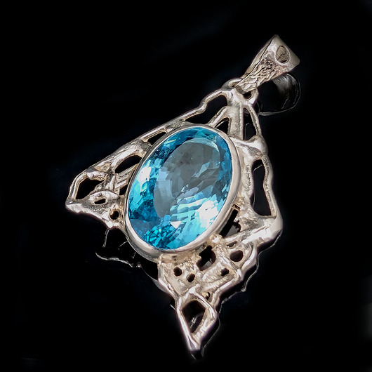 wisiory Niebiański topaz w srebrnej sieci