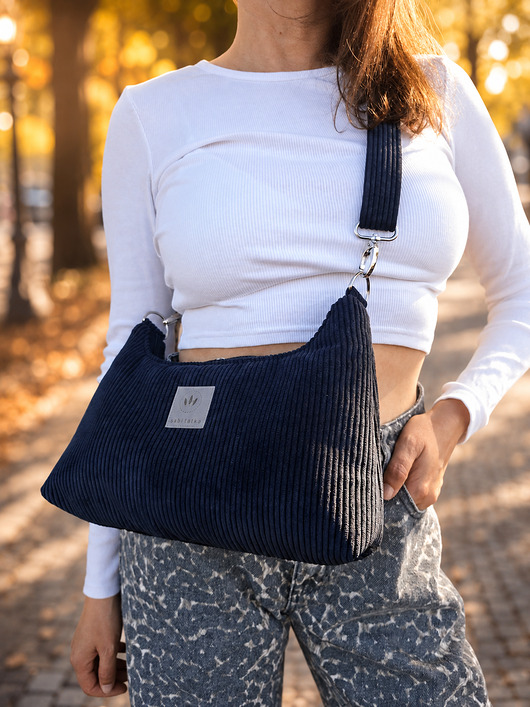 saszetka nerka Sztruksowa mini torebka slouchy Czarna