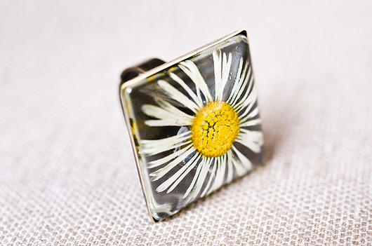 Kwadratowy pierścionek ze stokrotką So Jewelry