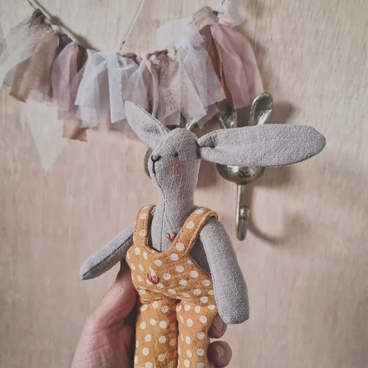 misie i maskotki Królik w ogrodniczkach