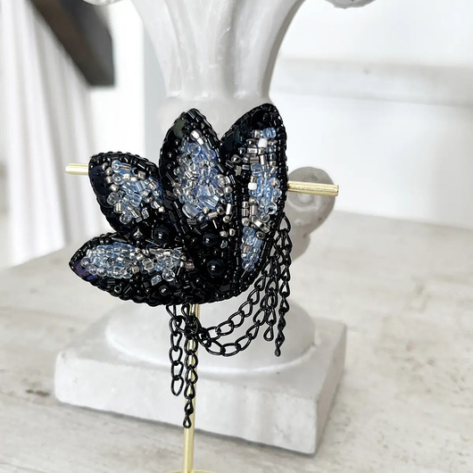 broszki Broszka ALIA 7 ręcznie haftowana przypinka z koralikami kwiat