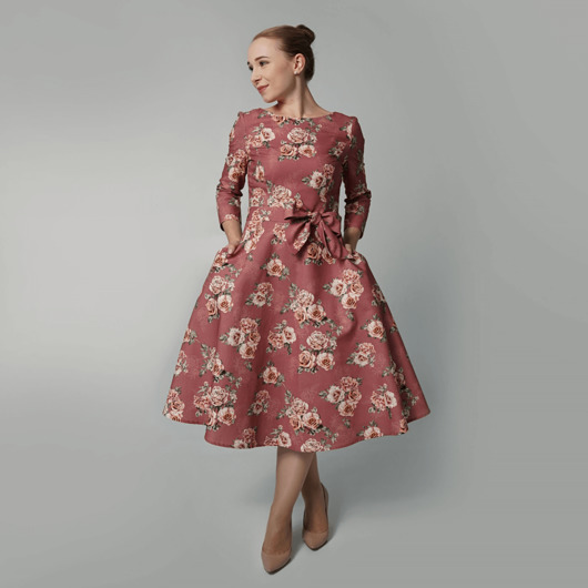 sukienki midi damskie Elegancka sukienka midi rozkloszowana różowa w kwiaty retro