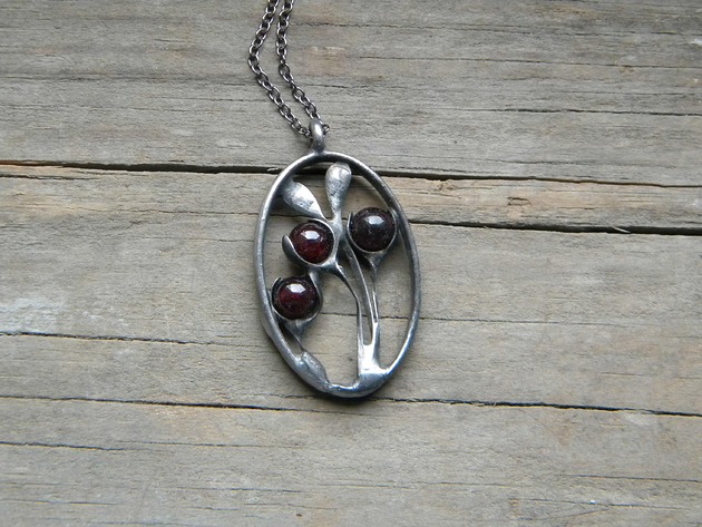 naszyjniki - inne Granaty  - z  gałązką  - naszyjnik