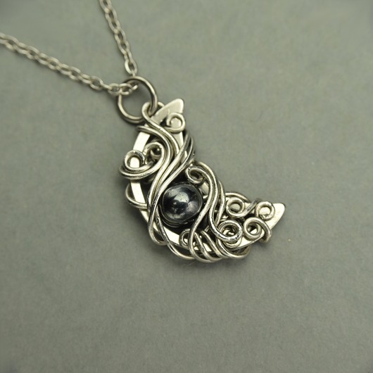 wisiory Wisiorek księżyc hematyt wire wrapping