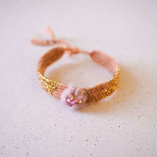 bransoletki - inne Bransoletka handmade z nici z kwiatuszkiem i koralikami