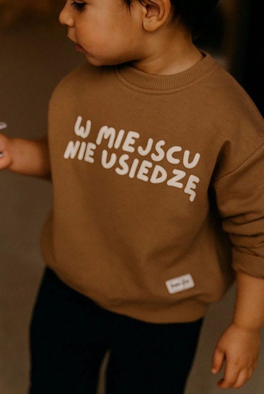 bluzy dla dziewczynki Bluza dziecięca W MIEJSCU NIE USIEDZĘ - kawowa