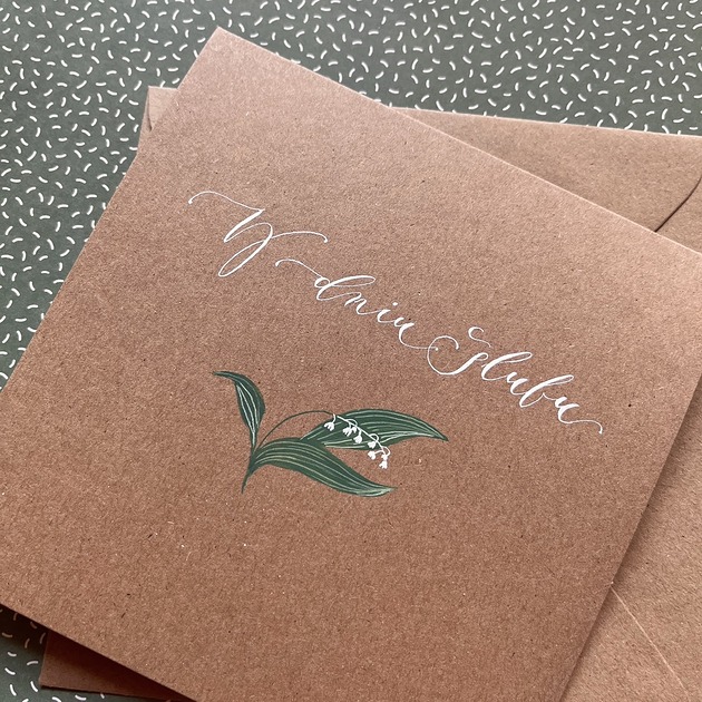 kartki scrapbooking Kartka ślubna ręcznie malowana i kaligrafowana z konwalią