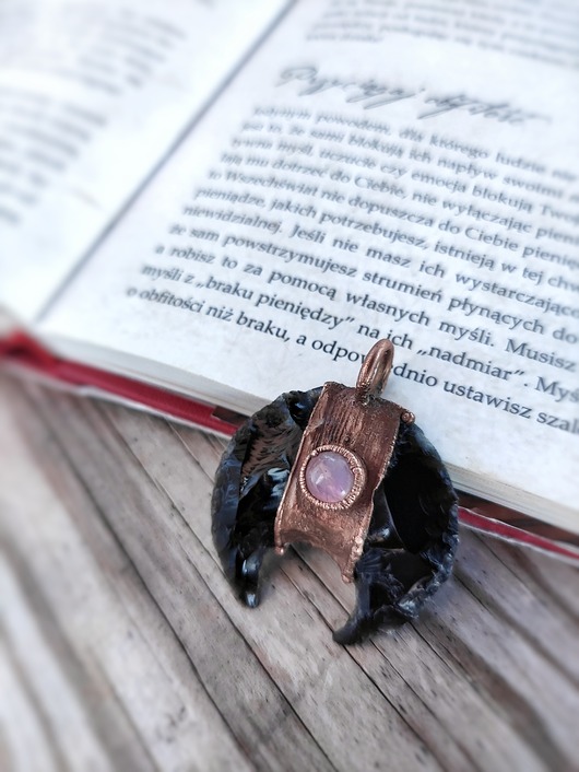 wisiory Wisior miedziany lunula obsydian moonstone V