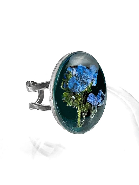 pierścionek z żywicy Zielony pierścionek z niezapominajką