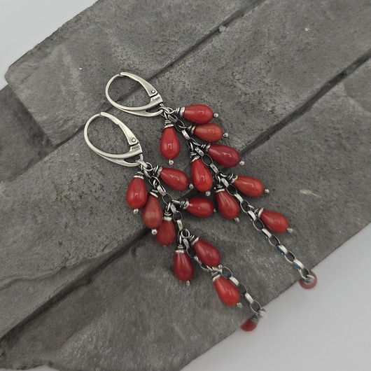 kolczyki z kamieniami Długie kolczyki z koralem