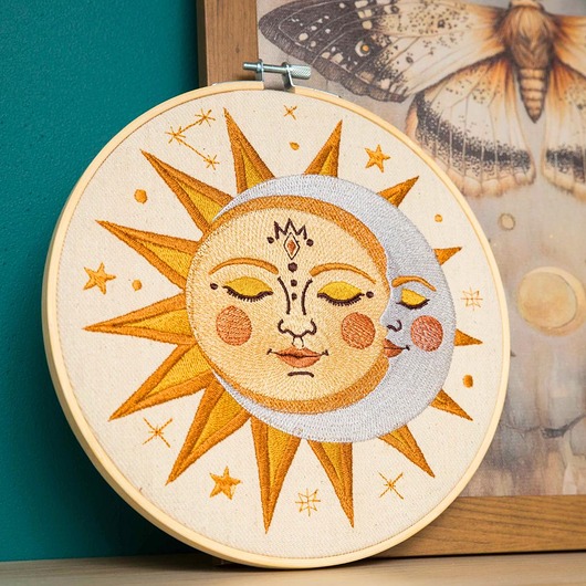 Ozdoby na ścianę Słońce i księżyc, light, haft w tamborku 20 cm