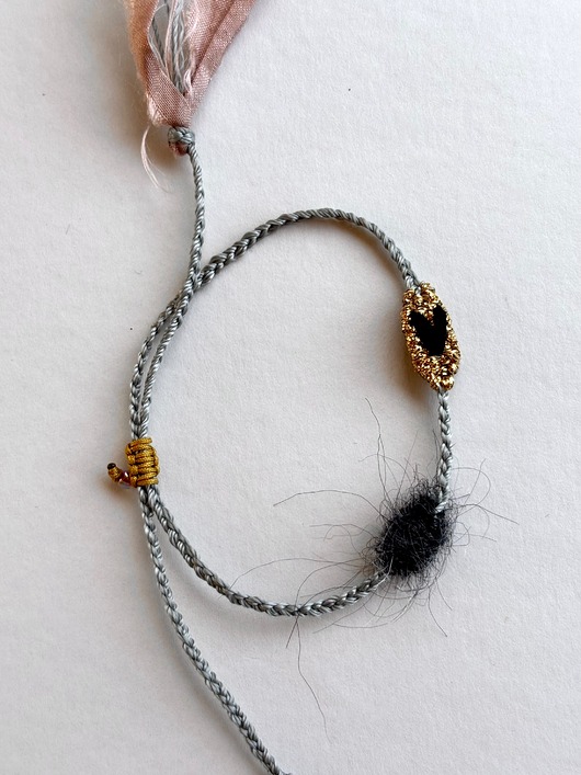 bransoletki - inne Bransoletka tkana z haftowanym serduszkiem