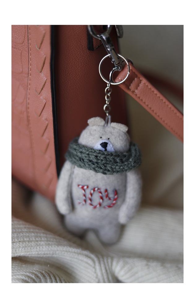 breloki Brelok miś z haftem i szalikiem