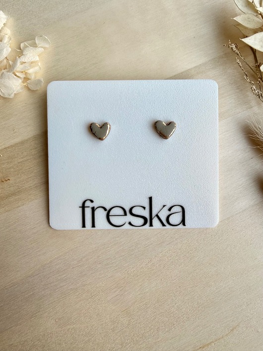 kolczyki z masy plastycznej Kolczyki Serduszka matowe ze złotem - ciepły szary