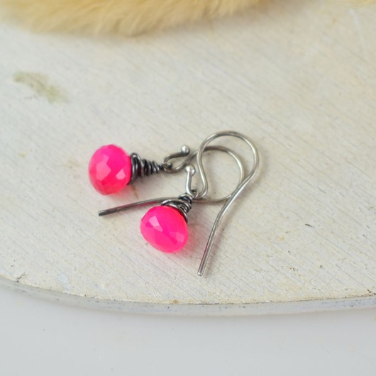 kolczyki srebrne Chalcedon hot pink krople - srebrne kolczyki