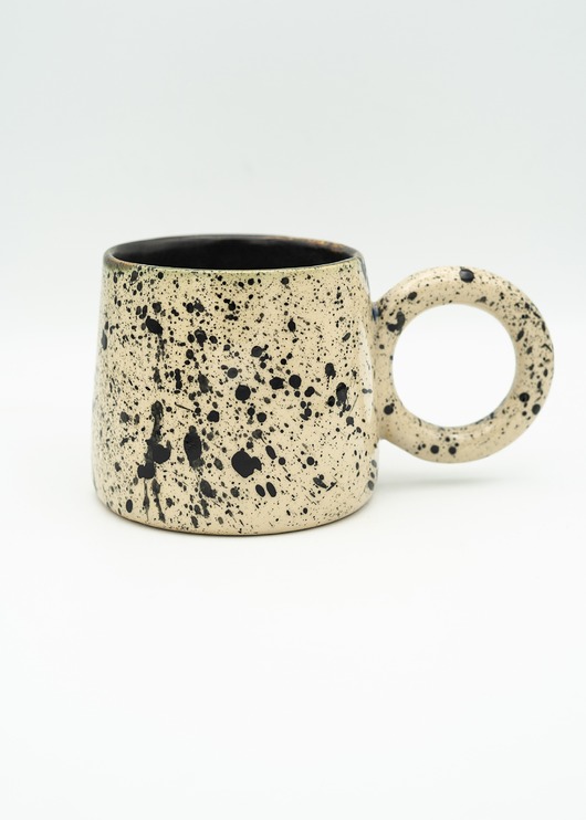 kubki Ceramiczny kubek z okrągłym uszkiem