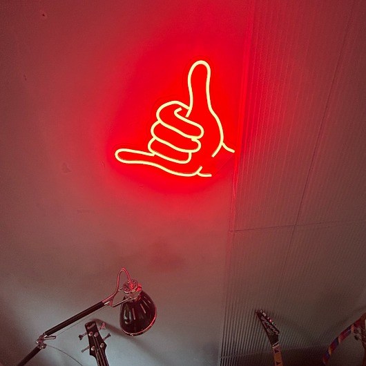 dekoracje świetlne Neon LED Shaka / Hang Loose lampa ścienna, surf vibe