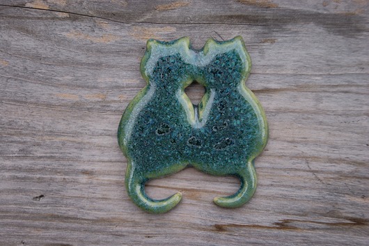 Ceramiczny magnes zielone koty Gliniana Koniczynka