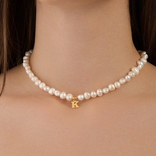 chokery Choker naszyjnik perły literka- srebro 925 pozłacane