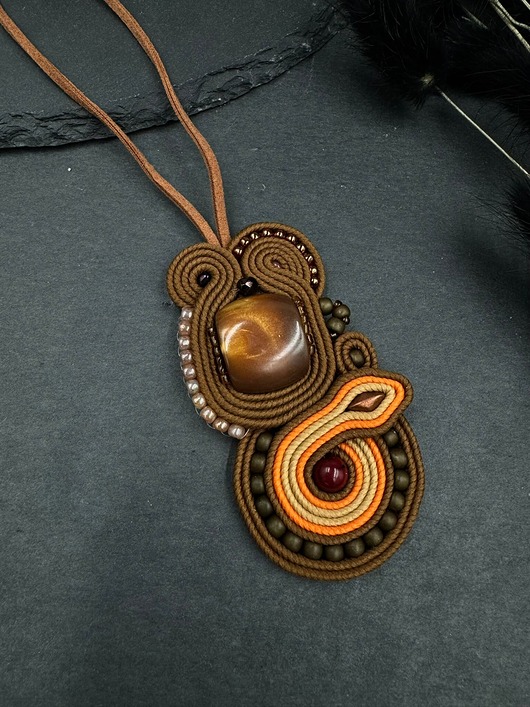 wisiory Wisior sutasz w odcieniach karmelu i brązu na zamszowym sznurku