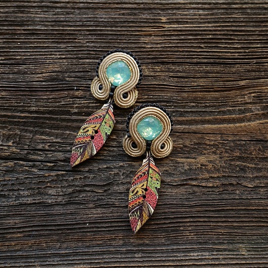 Małe boho kolczyki soutache z piórkami Mró Soutache