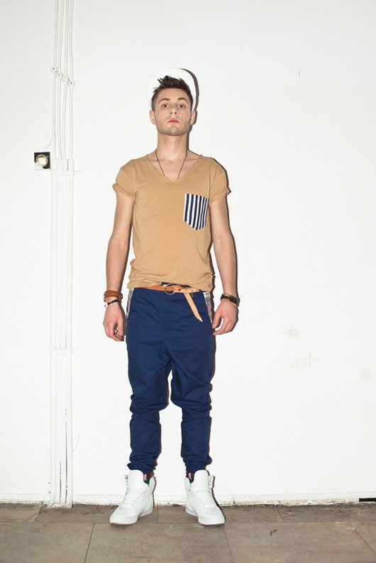 Camelowy t-shirt z kieszonką w paski. Madox design