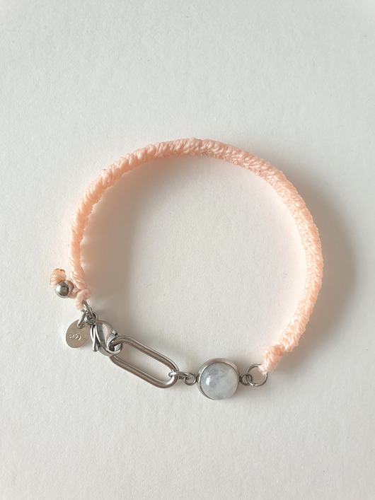 bransoletki z kamieni naturalnych Bransoletka BOHO ręcznie tkana, jasny róż z kamieniem księżycowym