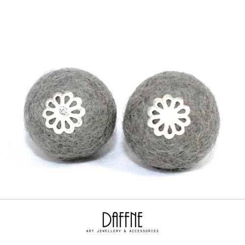 Kolczyki Gray Felt Balls by Daffne LOVINA PRINTS