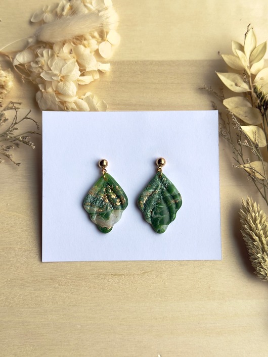 kolczyki z masy plastycznej Kolczyki Świąteczne - Zielone liście